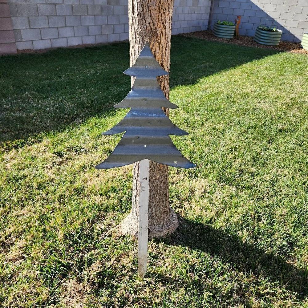 Metal pine tree yard accessories wooden stake  garden decor